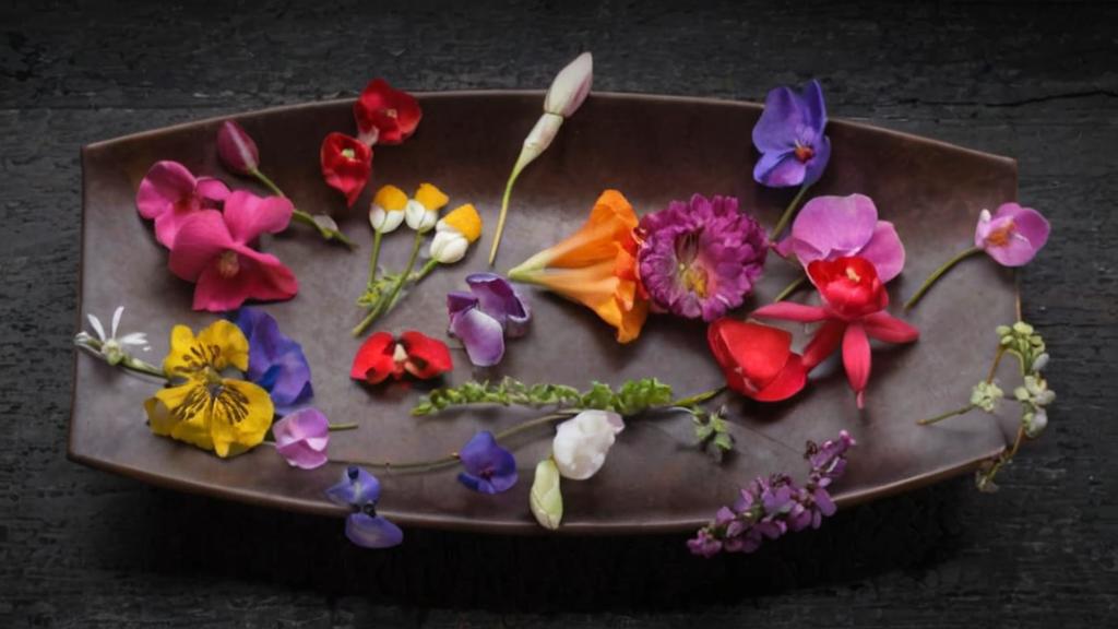 10 plantas con flores para tomar en tus ensaladas de verano