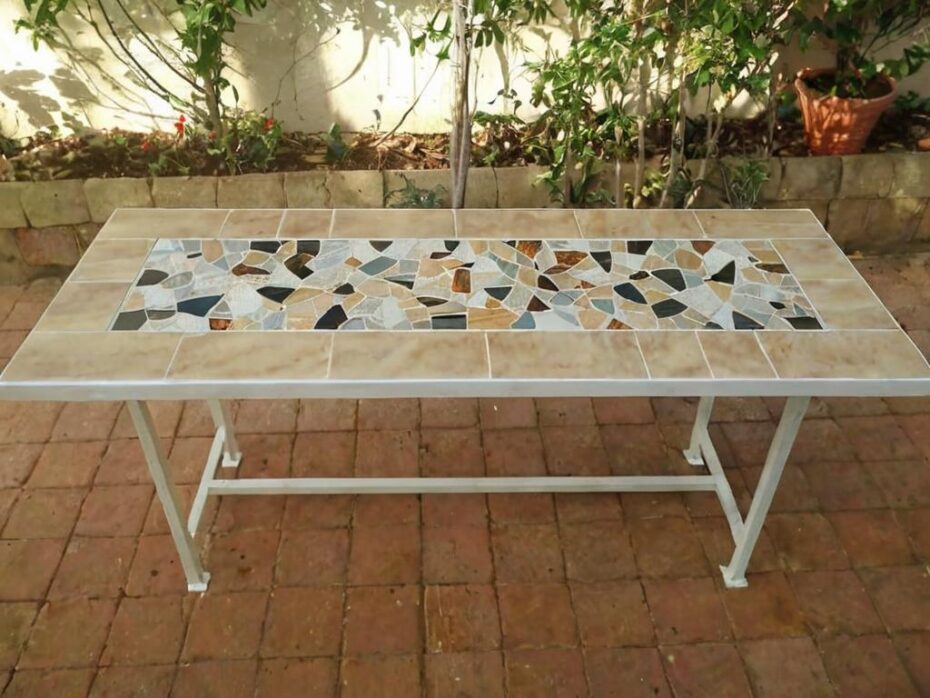Cómo hacer una mesa de azulejos para jardín