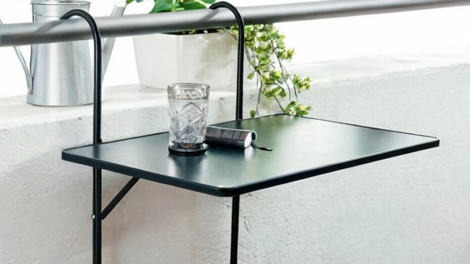 Mesa colgante de balcón, una idea original para tener un rincón aprovechable